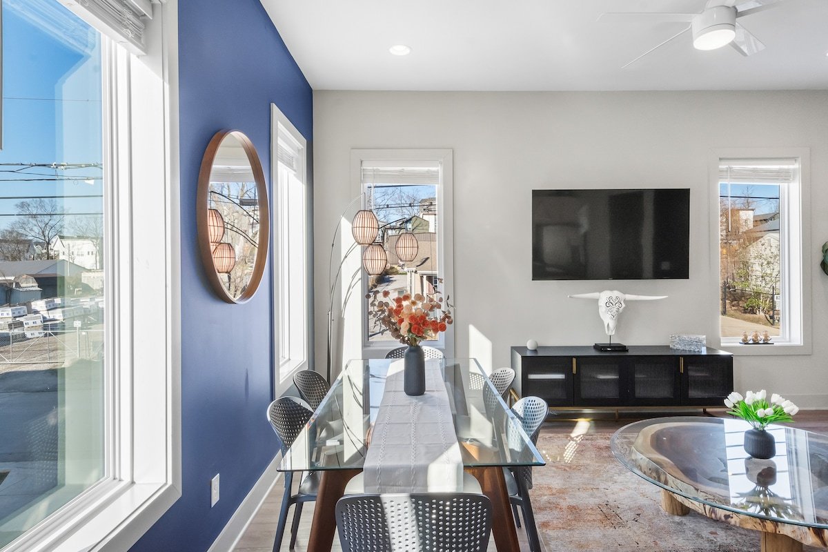 Luxury 3-Bedroom Retreat w Stunning Rooftop Views gallery image 2