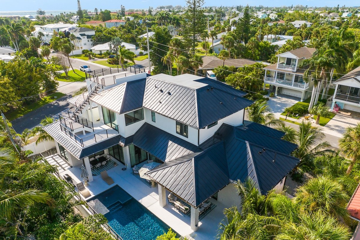 The Palace! Rooftop Views, Pool, and Arcade Fun!