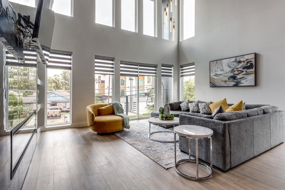 Newly Built 4 BR 4 Bath Home W/ Rooftop + Grill! gallery image 3