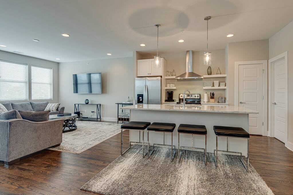 Rooftop DT Views+Pet friendly+Sleeps 20+Garage gallery image 3