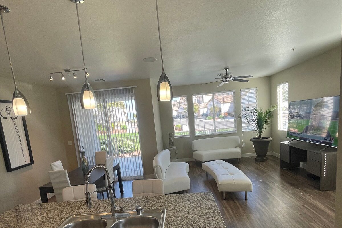 Luxurious 2Bd/2.5 Bath Close to Strip & Airport! gallery image 2