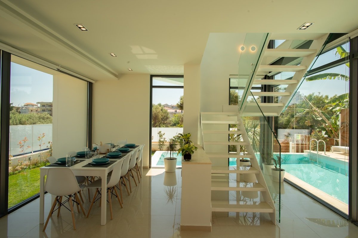 Luxury Villa Mirror – 200meters from the beach! gallery image 2