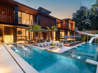 Tropical Paradise: 6BR Villa, Slide Pool & Arcade