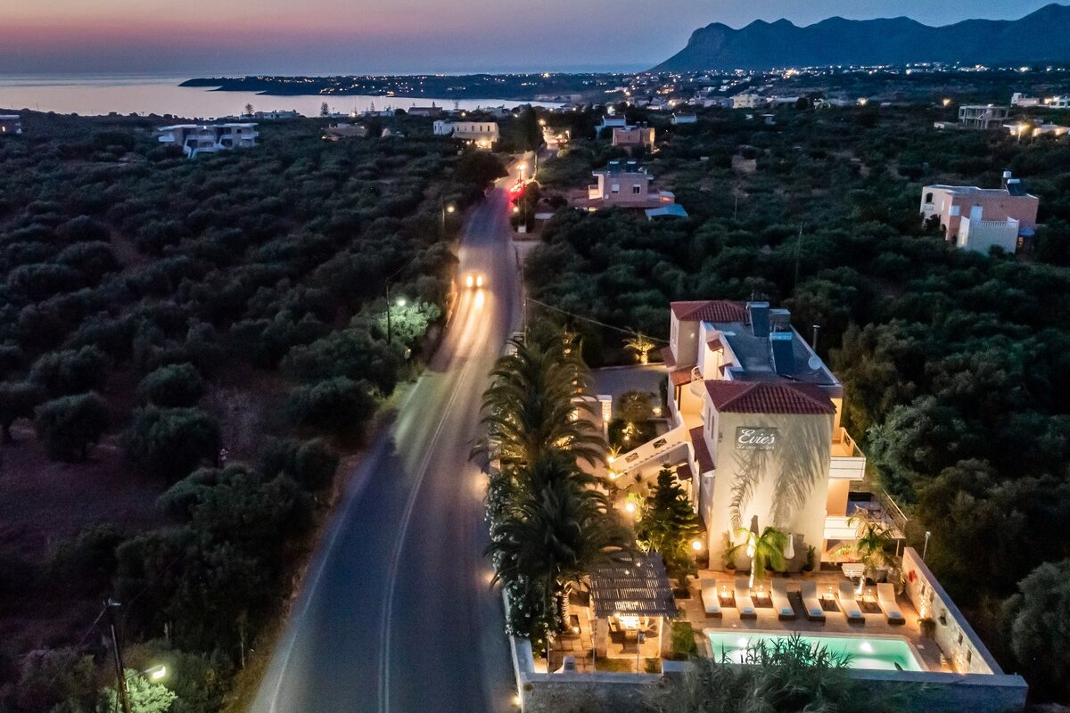 Villa Evie’s-4 Apt’s -6 Bdr- Free Heated pool-BBQ gallery image 4