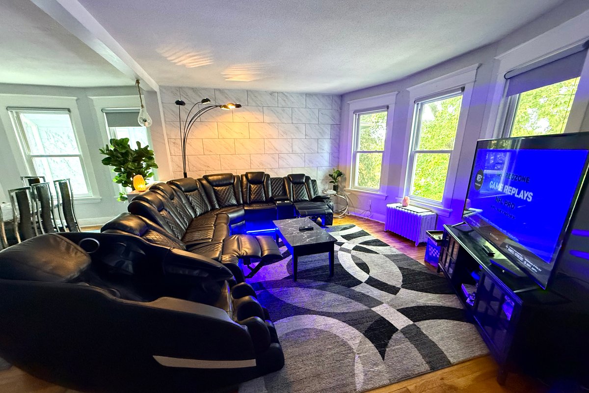 Pleasant Mansion Uptown/Downtown by Lux Life