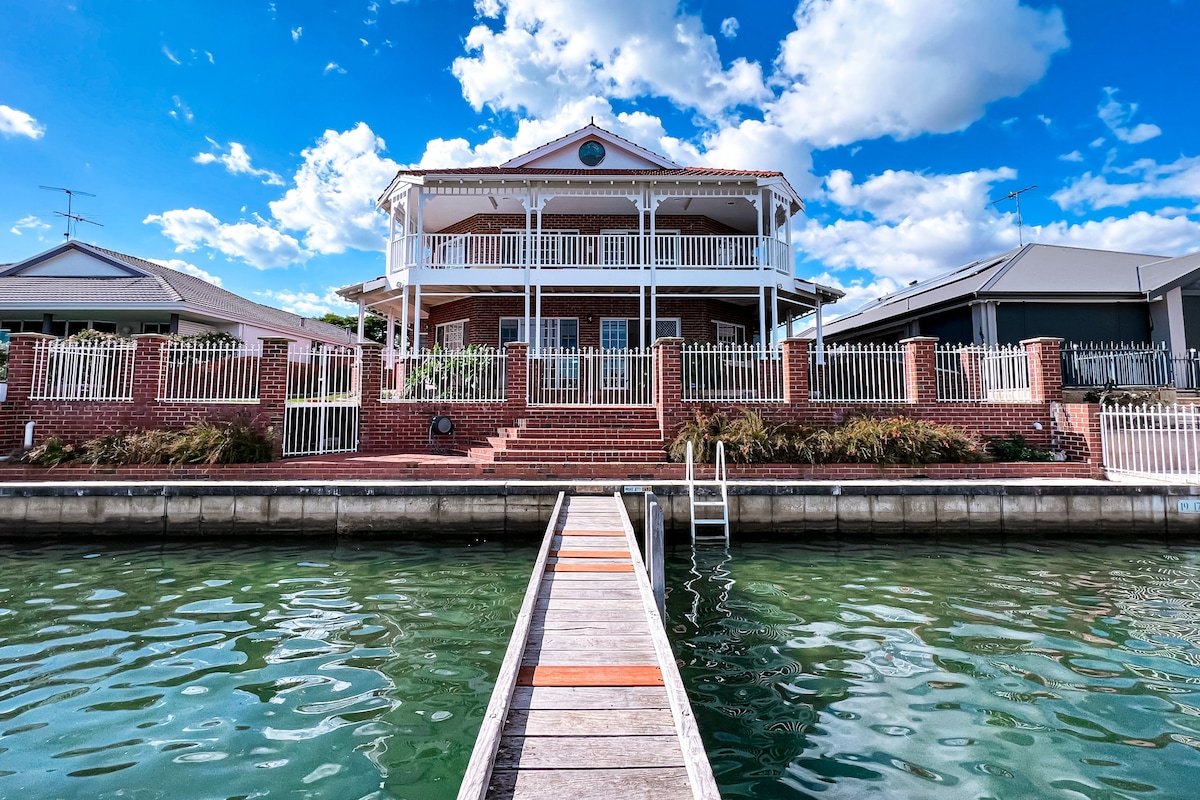 Luxury Canal home in Halls Head with private jetty gallery image 2
