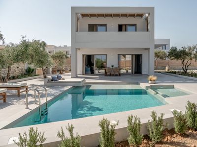 Heated pool *Walk to Taverna * 500mt to the beach