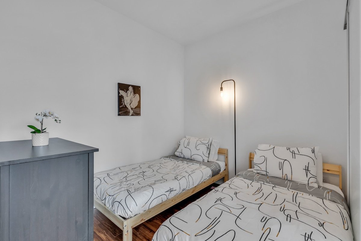 Lively Area Family Size Walk to St Lawrence Market gallery image 5