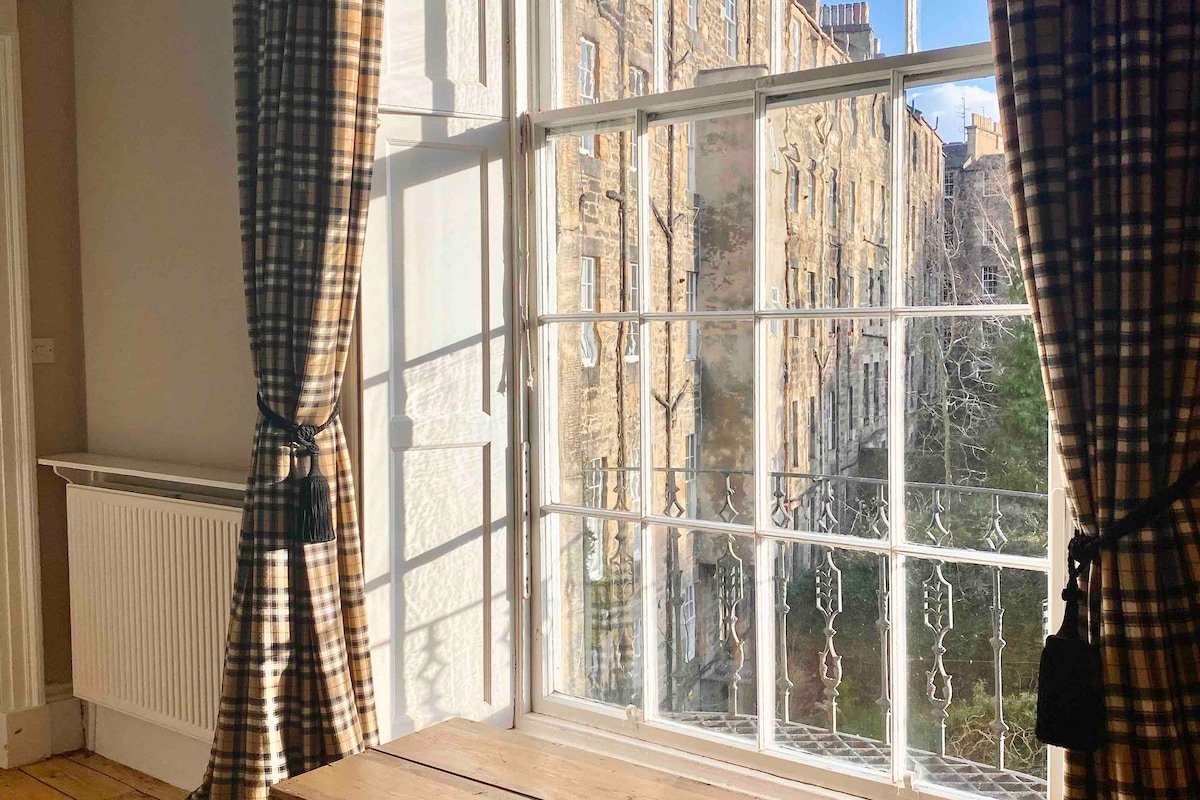 SALE! Enormous Luxury 4 Bed, Sleeps 8-10 gallery image 5