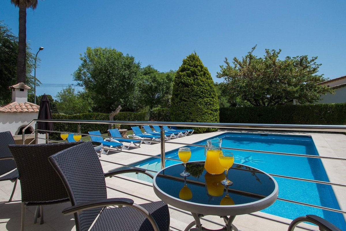 Walk to Beach! Big family Villa w/ Pool & hot tub gallery image 3