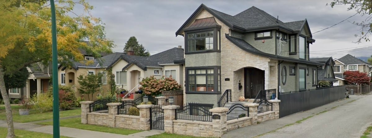 Luxury House in Vancouver gallery image 2