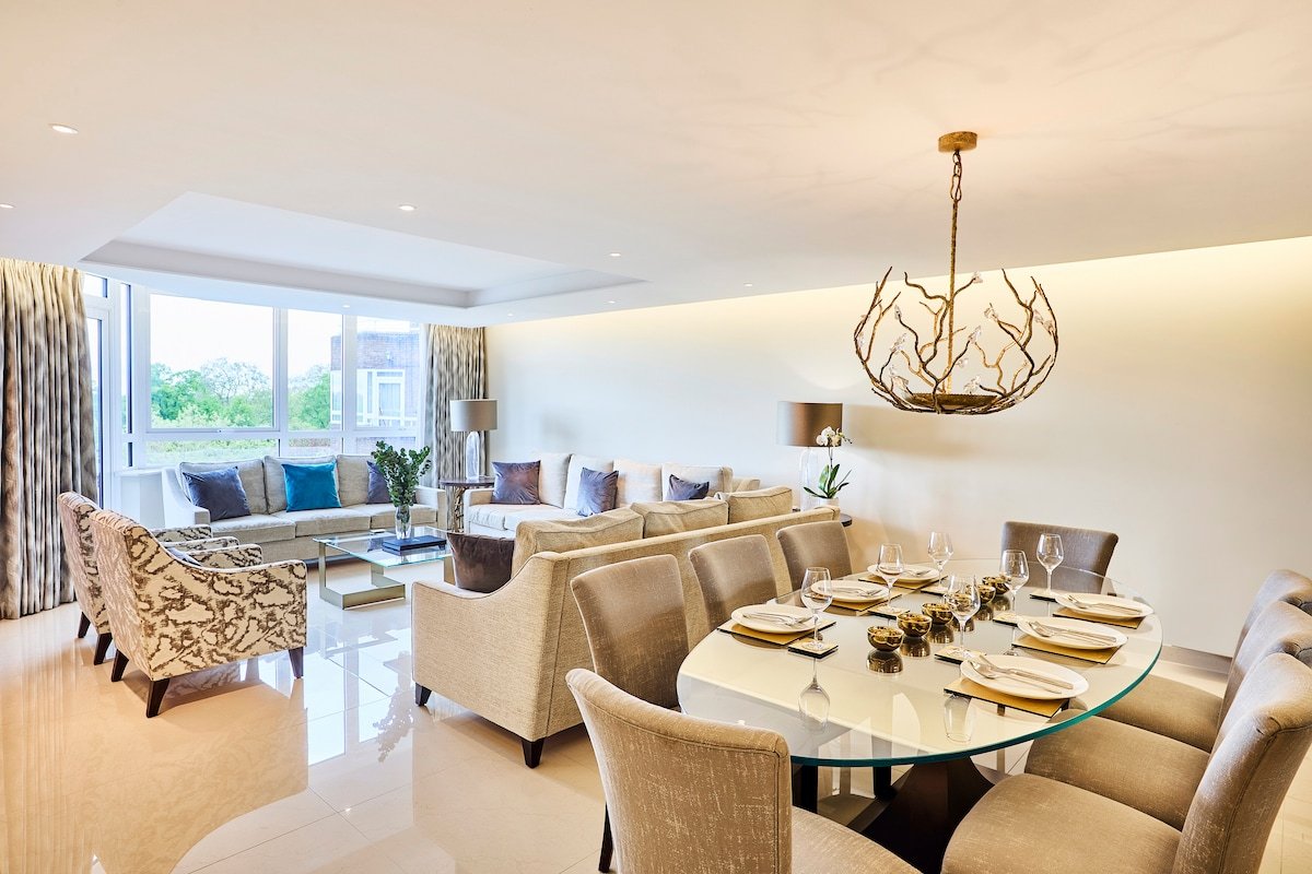 Stunning Hyde Park Panorama Luxury 4-Bedroom Oasis gallery image 3