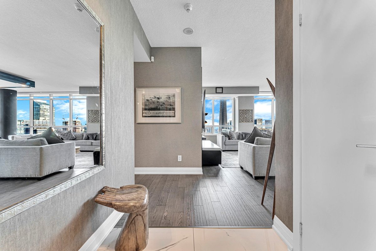 Luxury 2BR w/King Bed /Parking /82″ TV / CN Tower gallery image 5