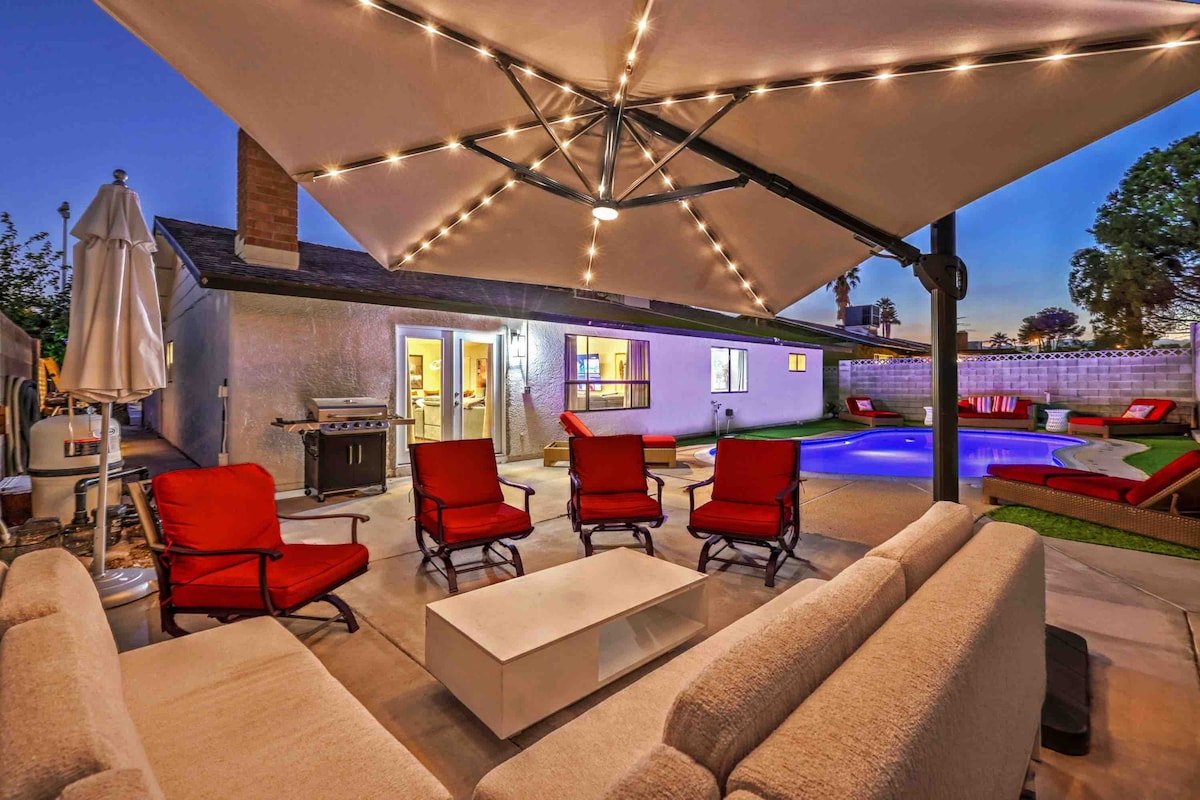 Tranquility next to The Strip. Pool and king bed gallery image 2