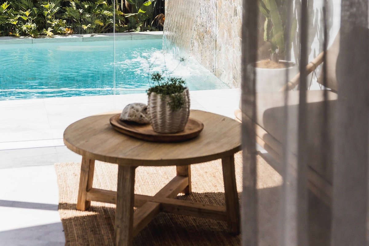 Stylish home, steps to the beach gallery image 2