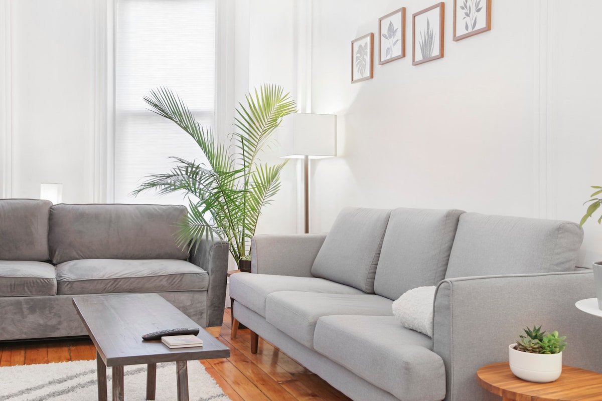 Main Parlor Level Brownstone w/ Private Backyard gallery image 3