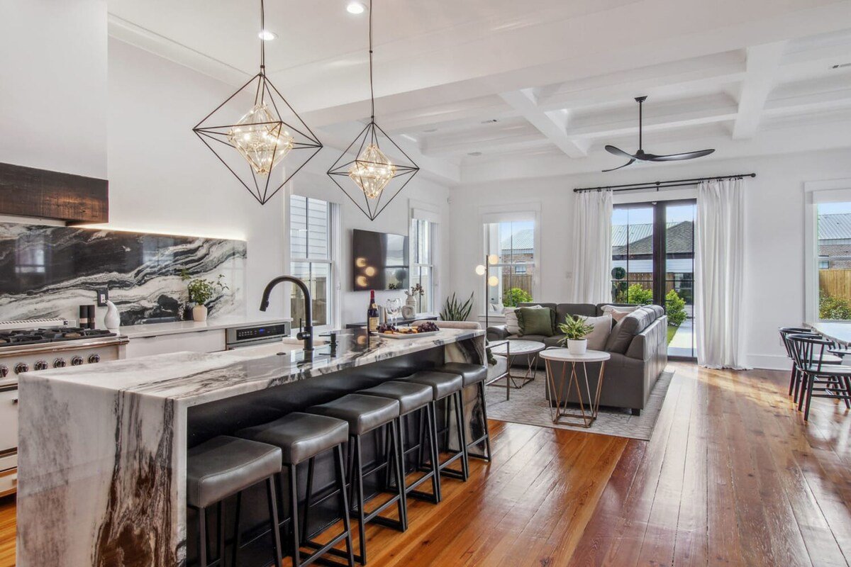 Deluxe Modern Home | Heated Pool & Game Room gallery image 3