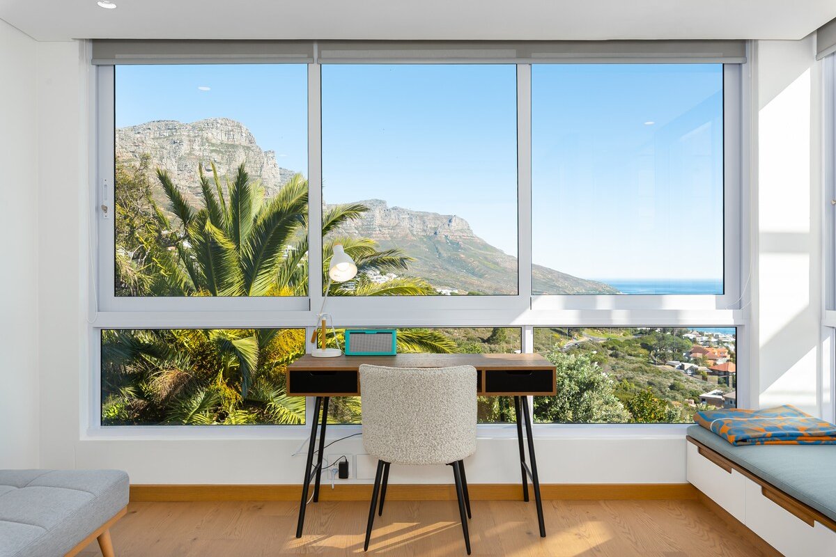 Modern Apartment With Ocean & Mountain Views gallery image 4