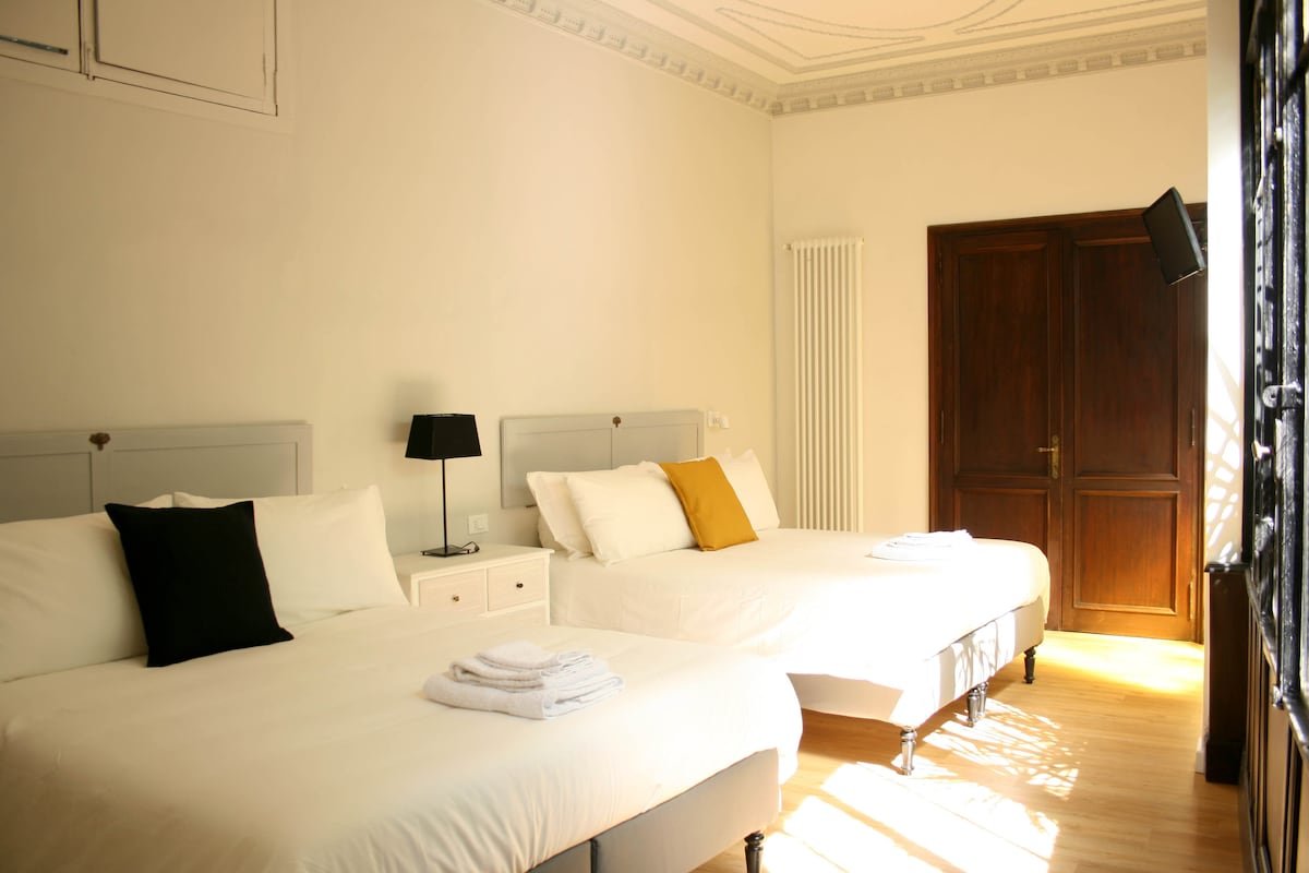 A peaceful garden behind the Coliseum gallery image 4