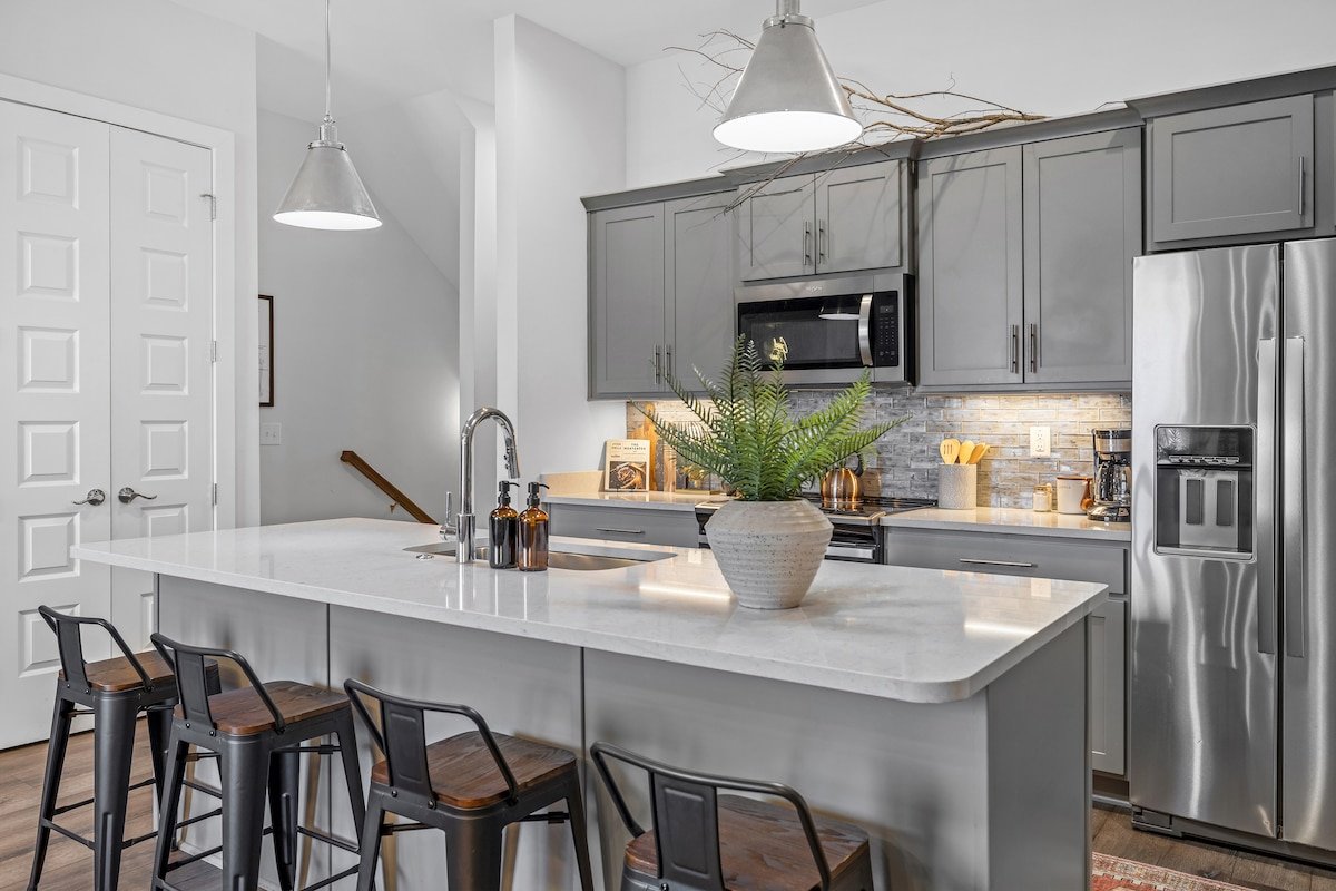 Walk to Downtown: Rooftop Deck & Hot Tub gallery image 3