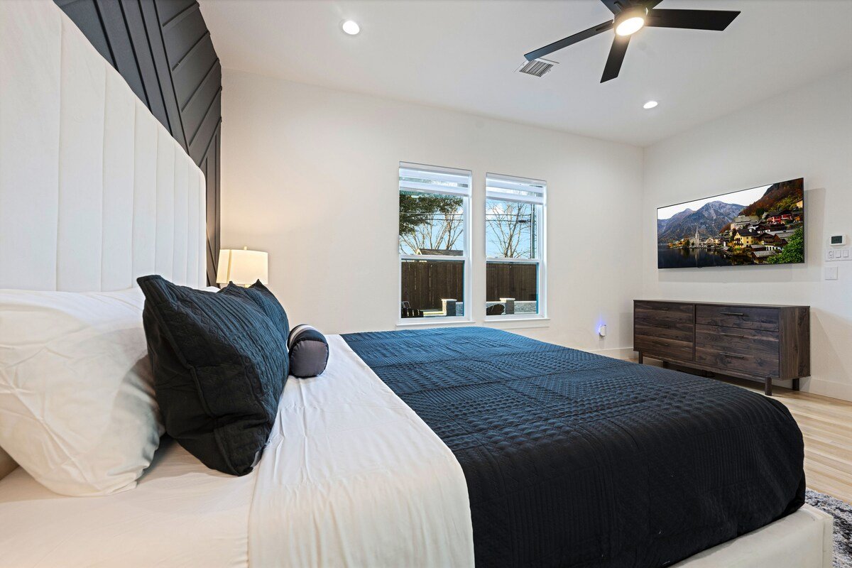 Oak Lawn Prestige! Pool, Spa & Private Concierge gallery image 3