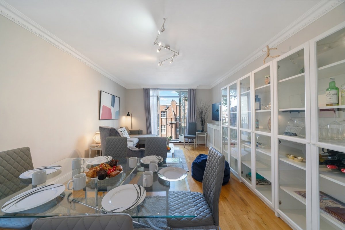 Elegant 3-bed home with balcony gallery image 3