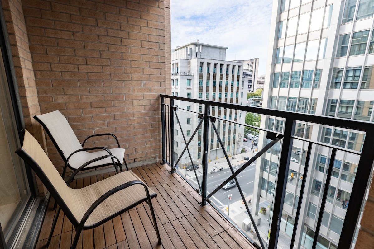 Stylish 2 Bedroom w/Free Parking – 1 min to Subway gallery image 5