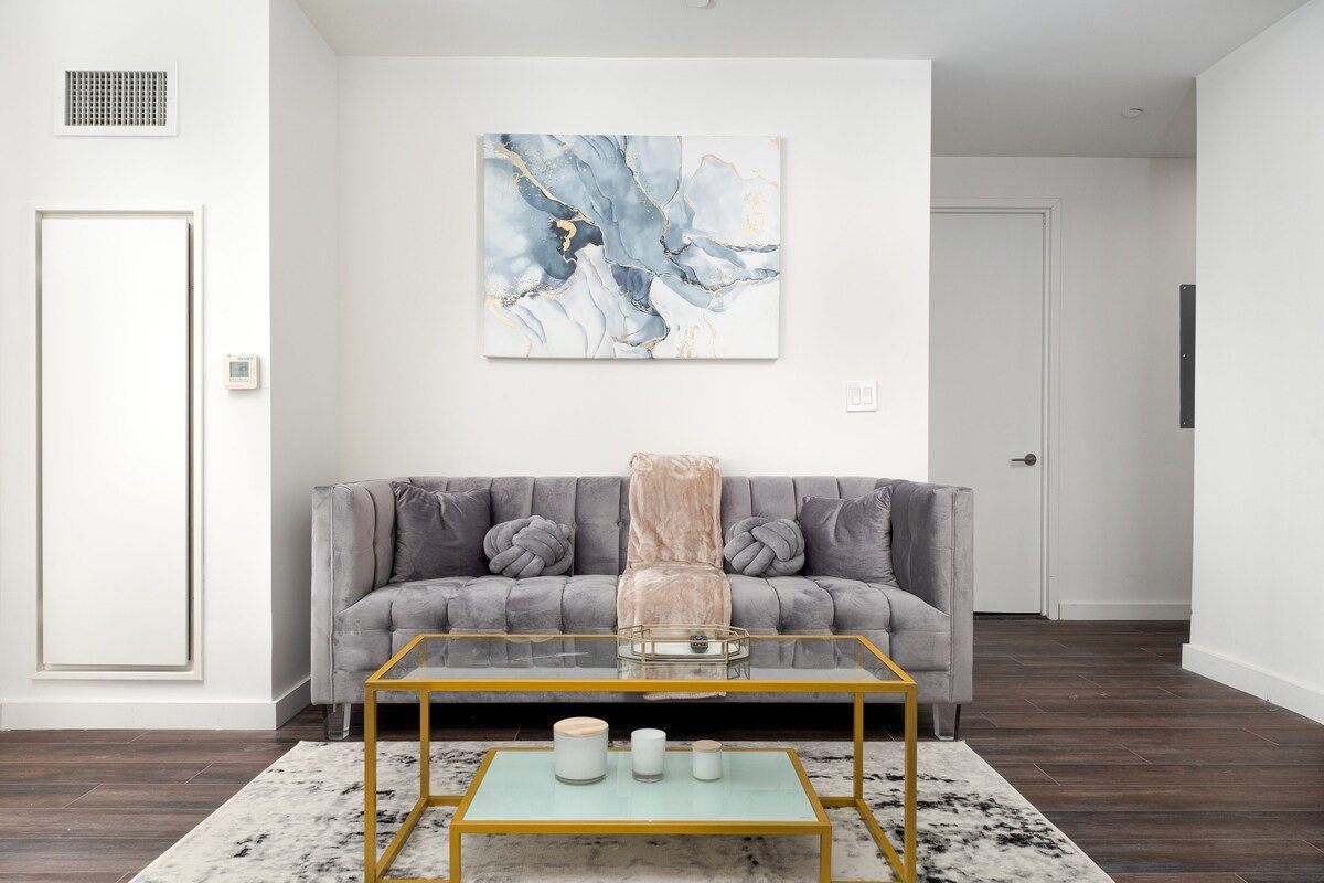 Lavishly styled 2 bedroom High-Rise Apartment gallery image 3