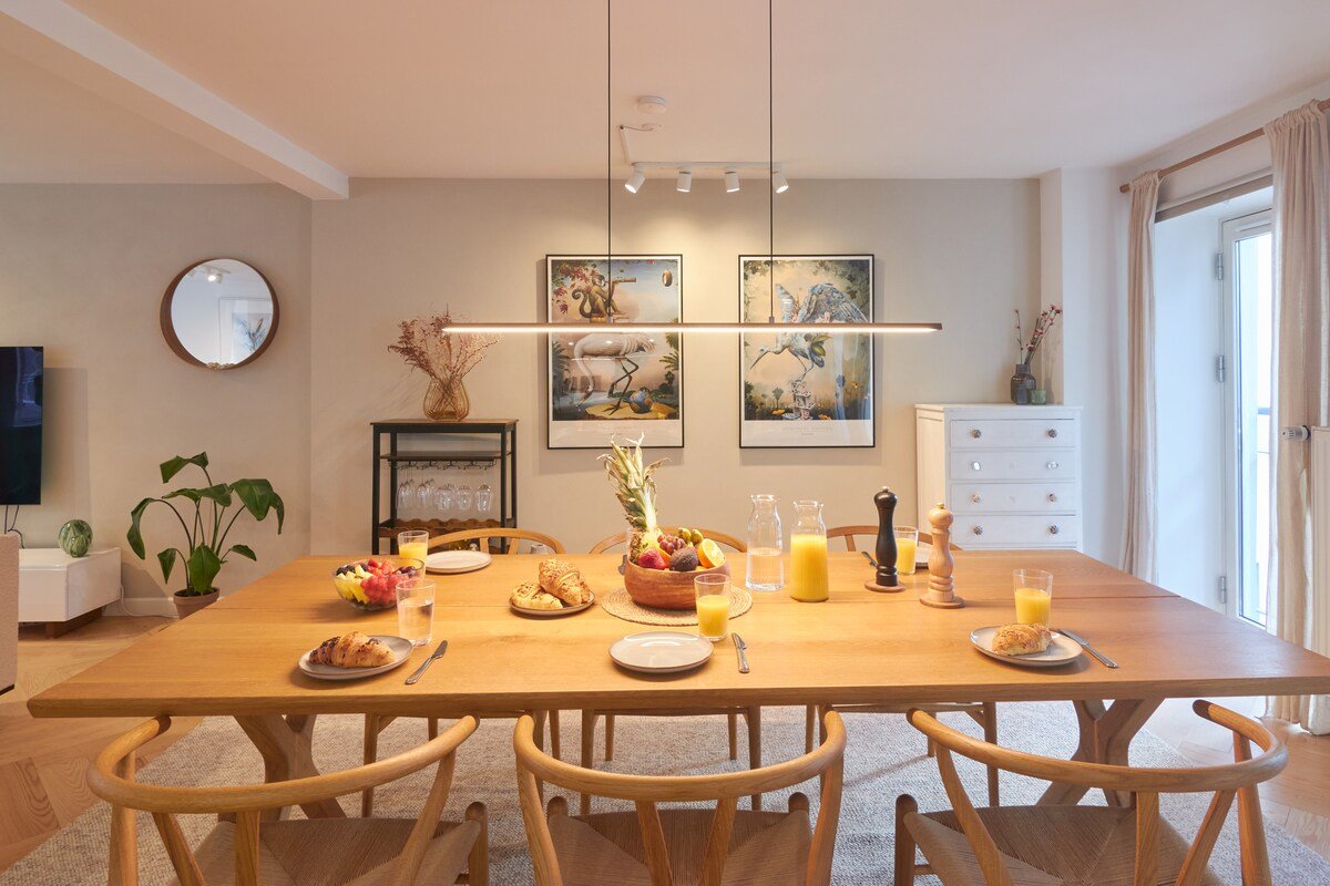 Designer 2 BR Home w/ Private Balcony gallery image 3