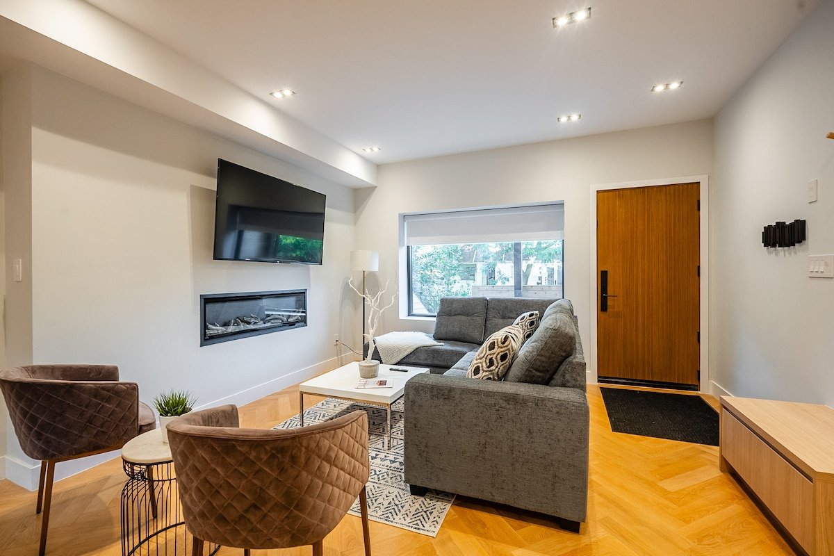 Beautifully Designed 4BR House – Sleeps 8! gallery image 2