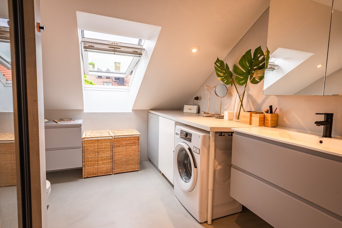 Central 4BR Loft w/ Peaceful Terrace & Huge Garden gallery image 4