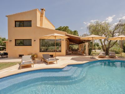 Luxury villa with heated pool, 5 min from beach