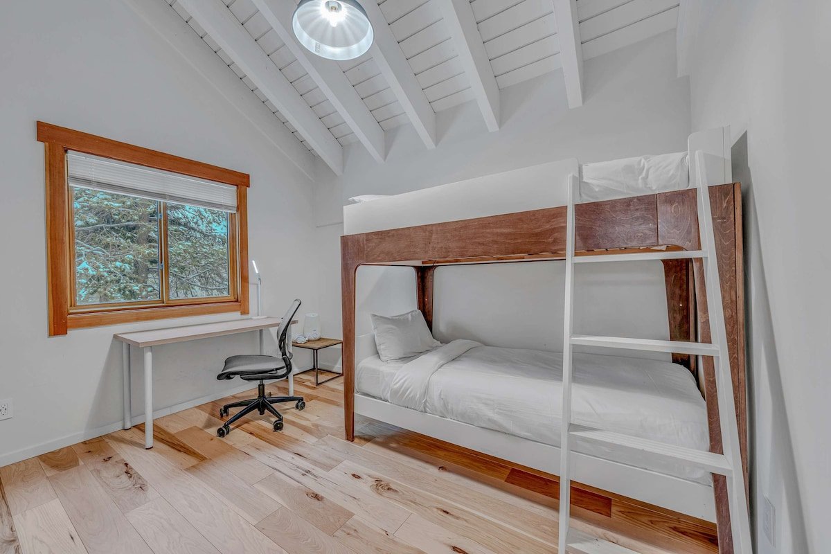 Stunning Mountain Gem with Hot Tub Near Palisades gallery image 4