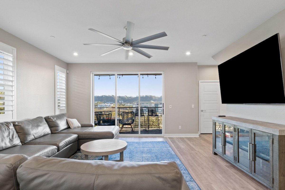 NEW Luxury Townhouse + Rooftop Deck gallery image 5