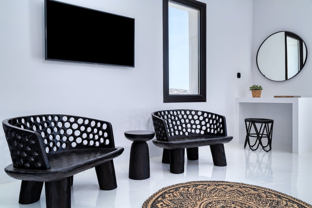 Infinity pool- Sea View- Direct to beach- Jacuzzi gallery image 5