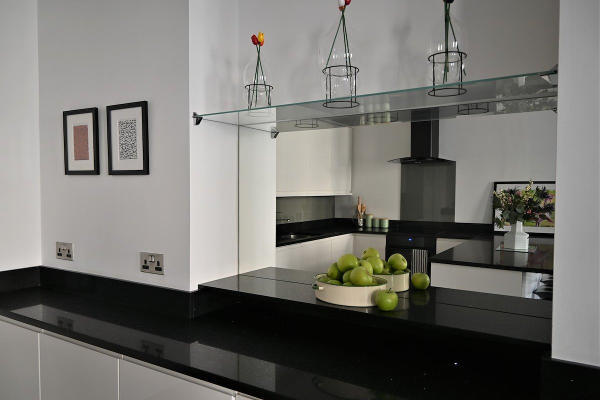 Royal Mile 4 Bed Luxury (incl Sauna & Jacuzzi) gallery image 5