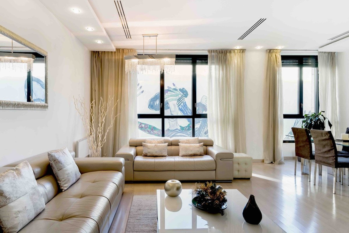 Modern Apartment Next to the Duomo gallery image 2