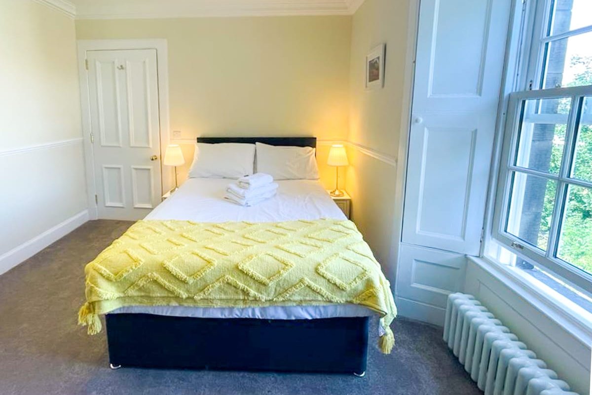 Remarkable 5BR Townhouse w/ Garden, Sleeps 12 gallery image 3