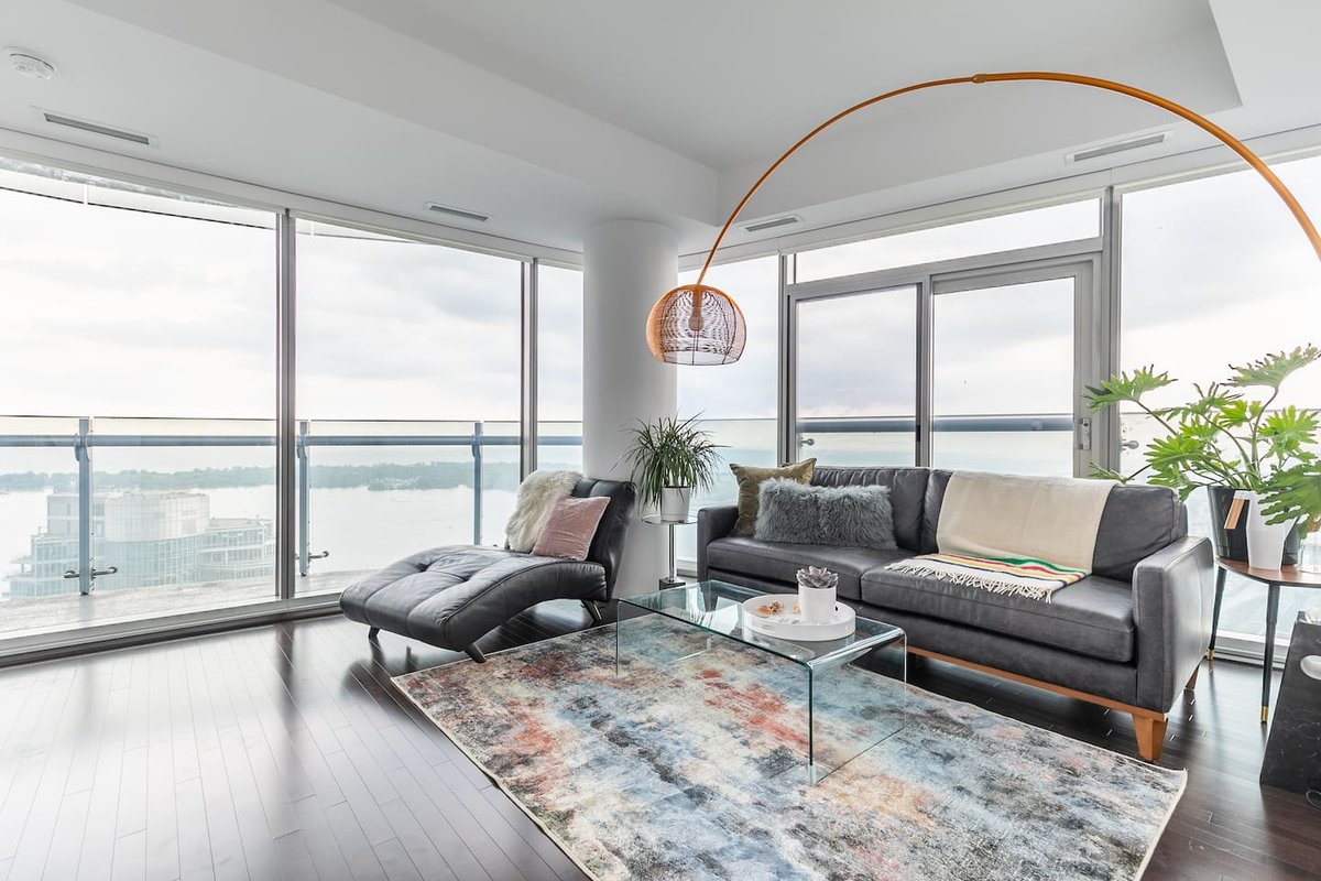 Corner Suite with Panoramic Lake & CN Tower View