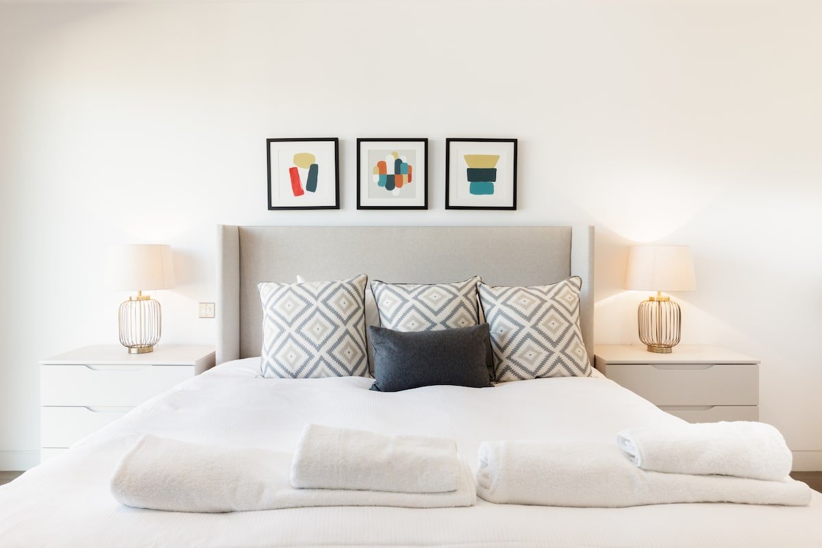 Urban Minimalist Apartment with Private Balcony gallery image 2