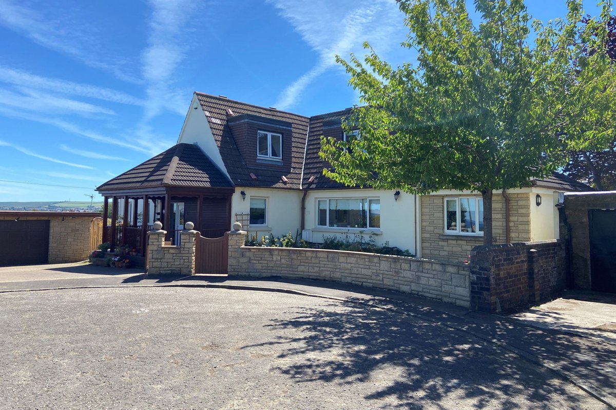 Large,sunny, 4/5 bed seaside house close to beach