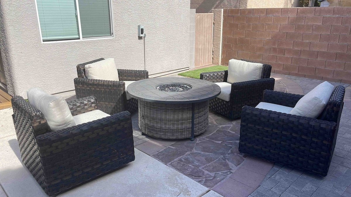 LARGE LUXURY HOME WITH POOL &SPA 15 MIN TO STRIP gallery image 5