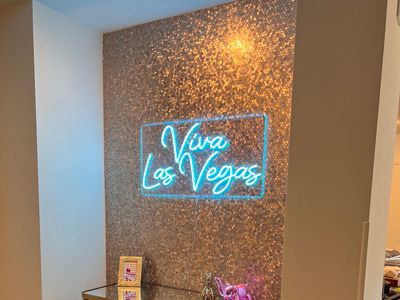 Huge Vegas Theme Suite – PoolTable – F1/Strip View