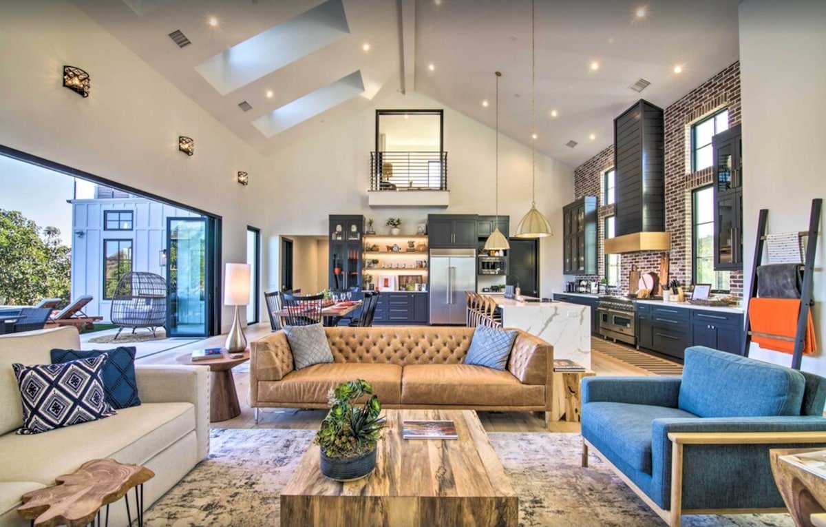 Luxury home w/ breathtaking views on Avocado Grove