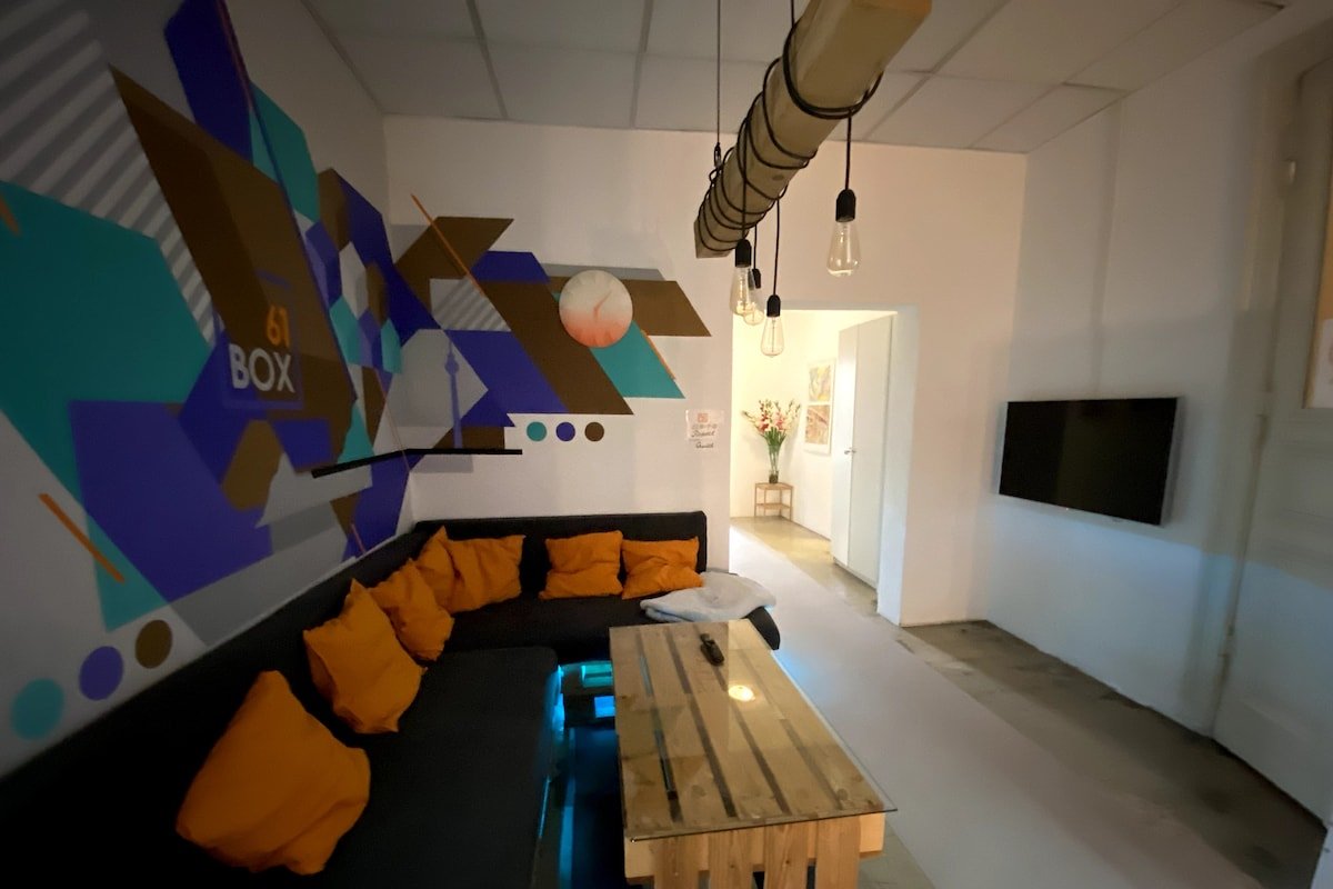 *NEW* Stylish art loft, 7 room, hip central area gallery image 3