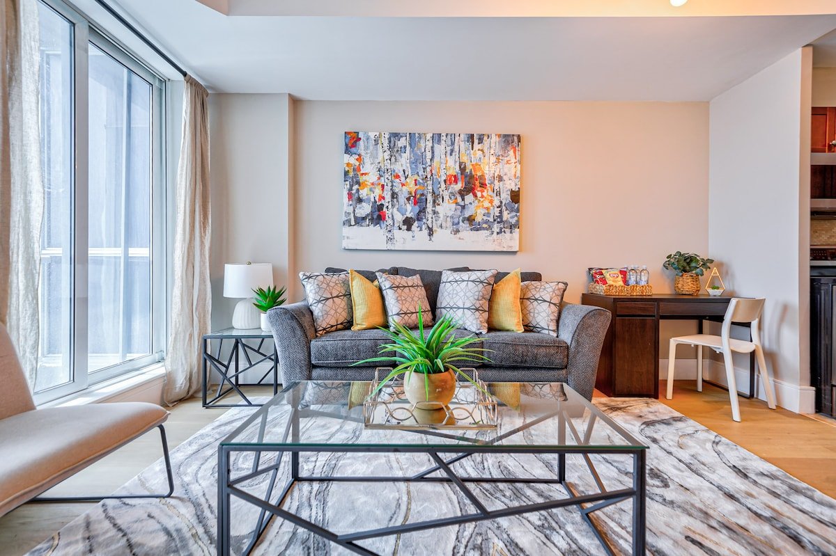 2 BDRM/2BTH with Parking/Union Station/ACC gallery image 2