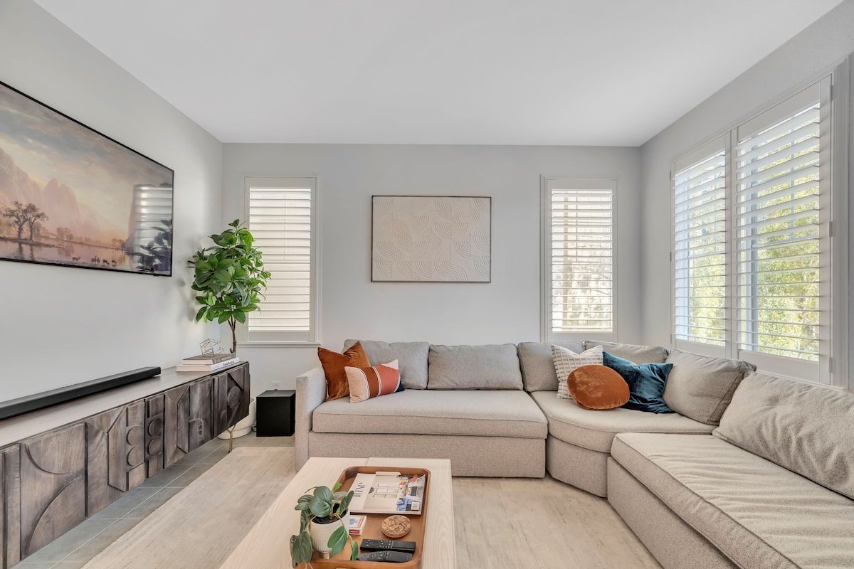 $1.8M Luxe MeiCasa | 5min Levi | EV | Massage Beds gallery image 2