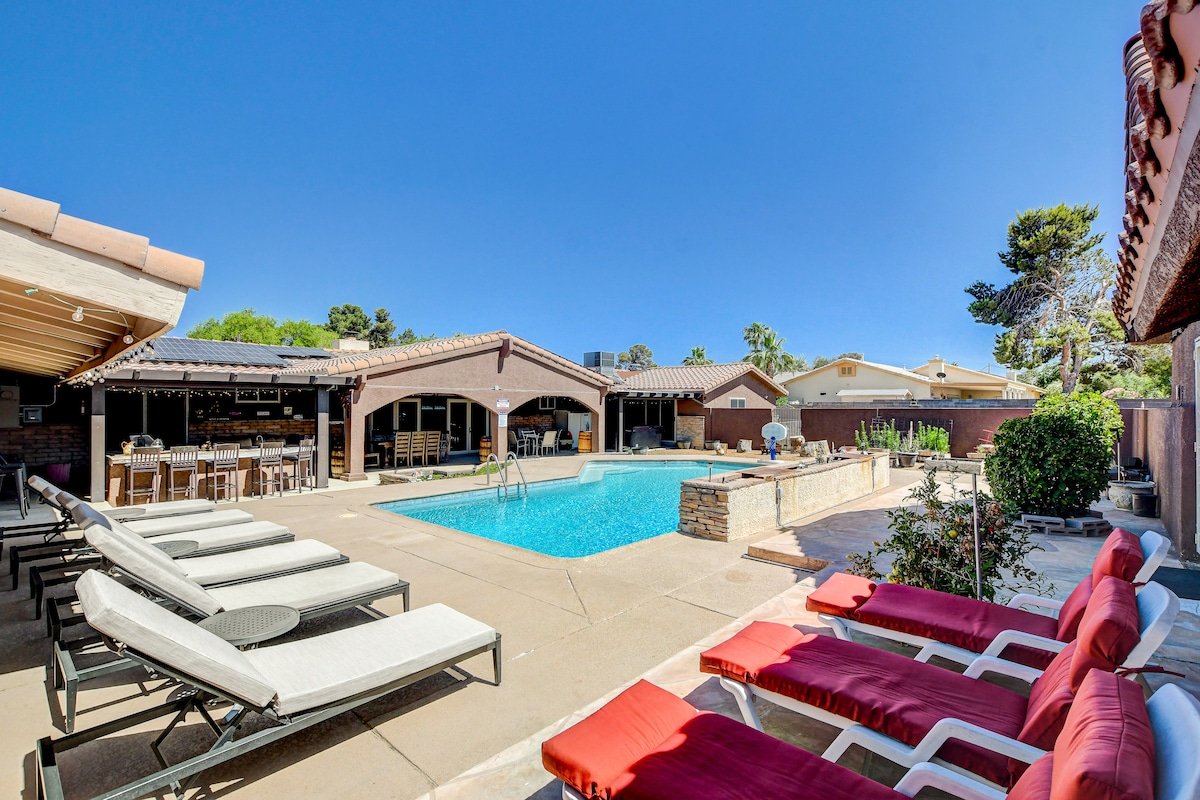 9Beds Poolside Oasis Minutes from Airport n Strip gallery image 2