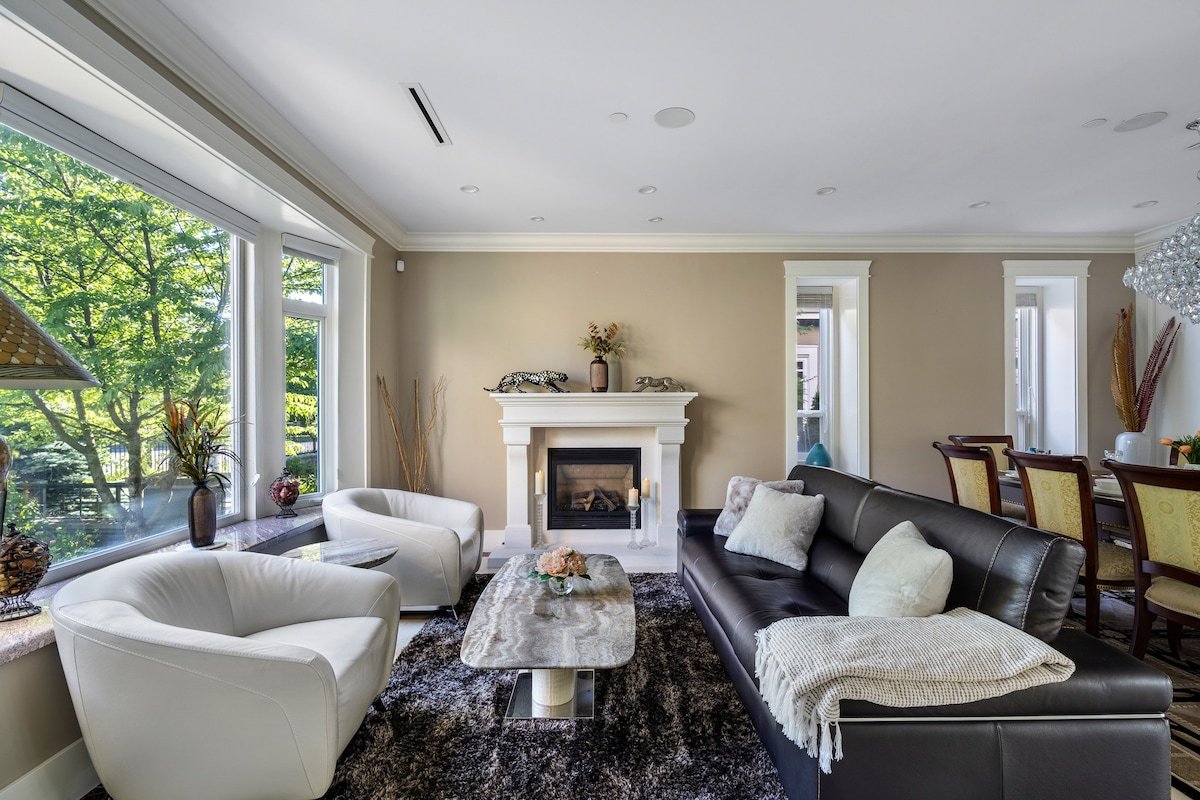 Luxurious Multi-Family Home 10 Mins to Downtown gallery image 2