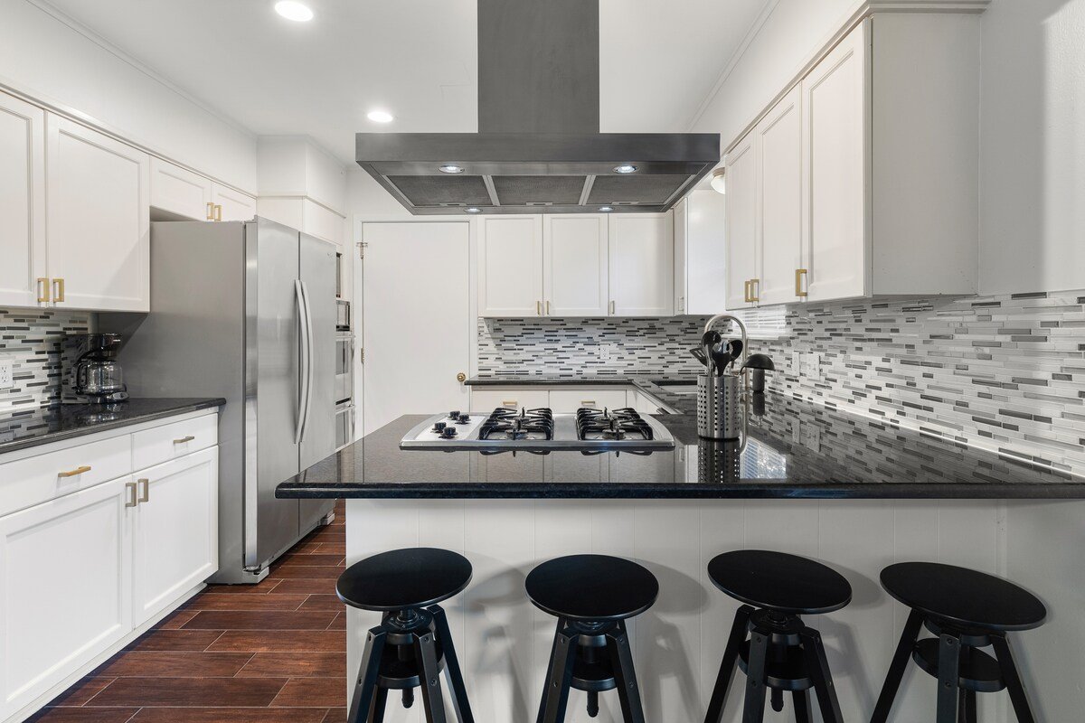 2 Living Rooms, Lots of Big Beds! 3 king, 2 queen gallery image 3